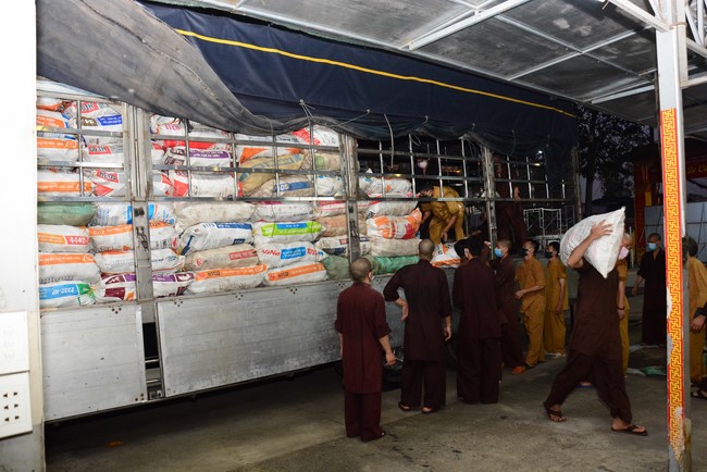 Continuing to support people in need in the Covid-19 pandemic of Hoang Phap Pagoda (series 2)